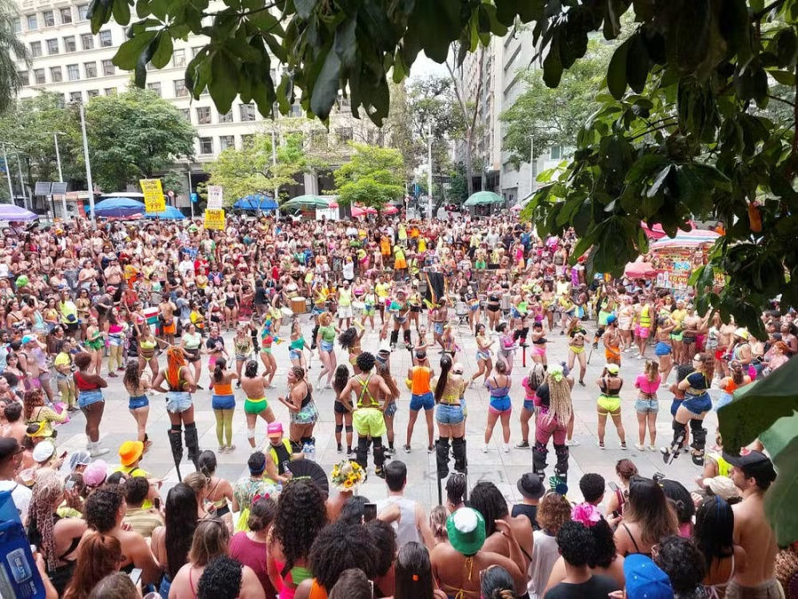 Rio tem ruas tomadas por foliões na tradicional abertura não oficial do Carnaval 