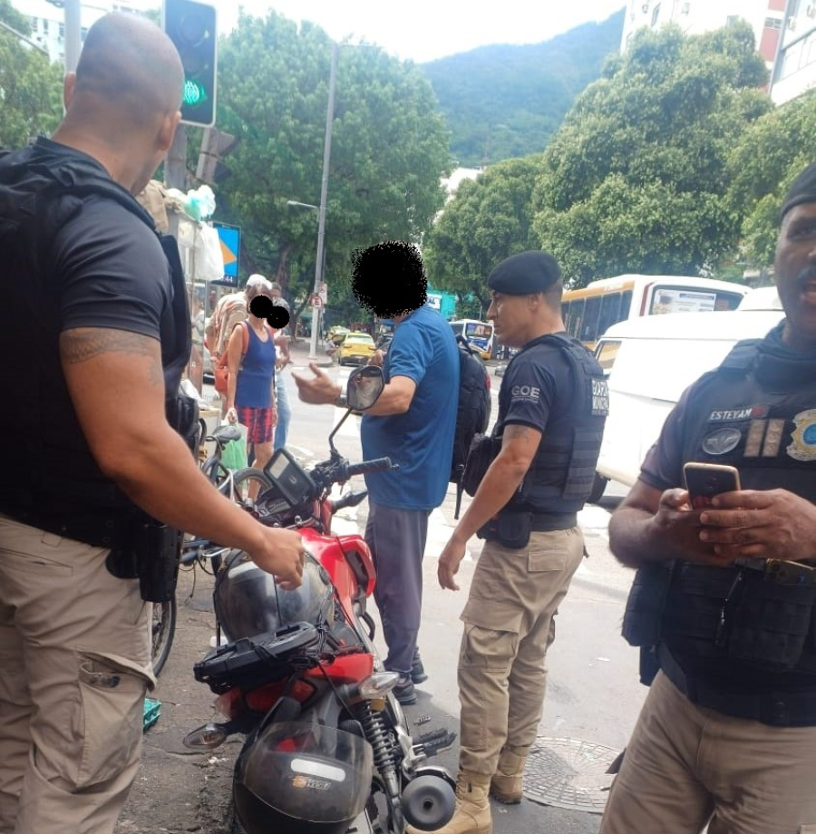 Guardas detêm motociclista por adulteração da placa do veículo na Tijuca