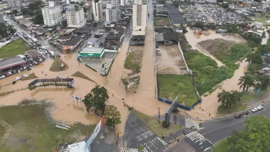 Fortes chuvas em cidades de SC causam alagamentos e geram alerta para deslizamentos