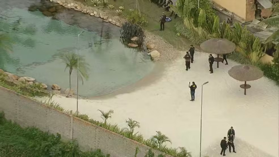 Polícia realiza operação para demolir ‘resort’ de traficante no Rio 