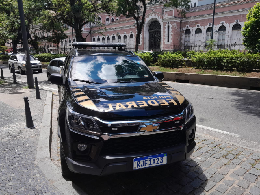 Receita Federal e Polícia Federal combatem contrabando de cigarros paraguaios