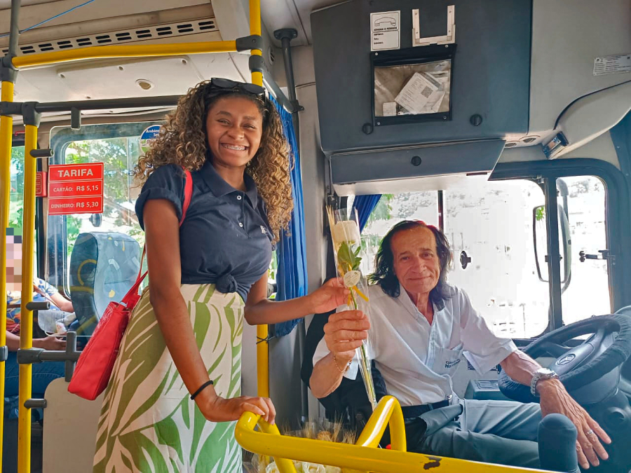 'Roberto Carlos' distribui rosas em ônibus de Petrópolis