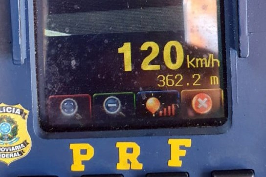 PRF flagra carreta transportando produto inflamável a 120 km/h em Volta Redonda
