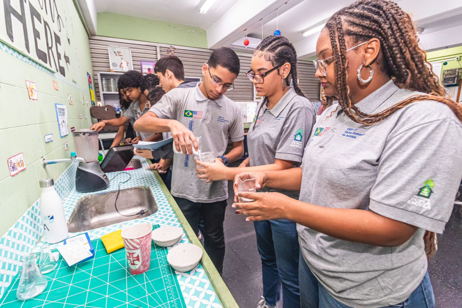 Alunos da rede estadual aprendem Ciências com a produção de material de limpeza artesanal